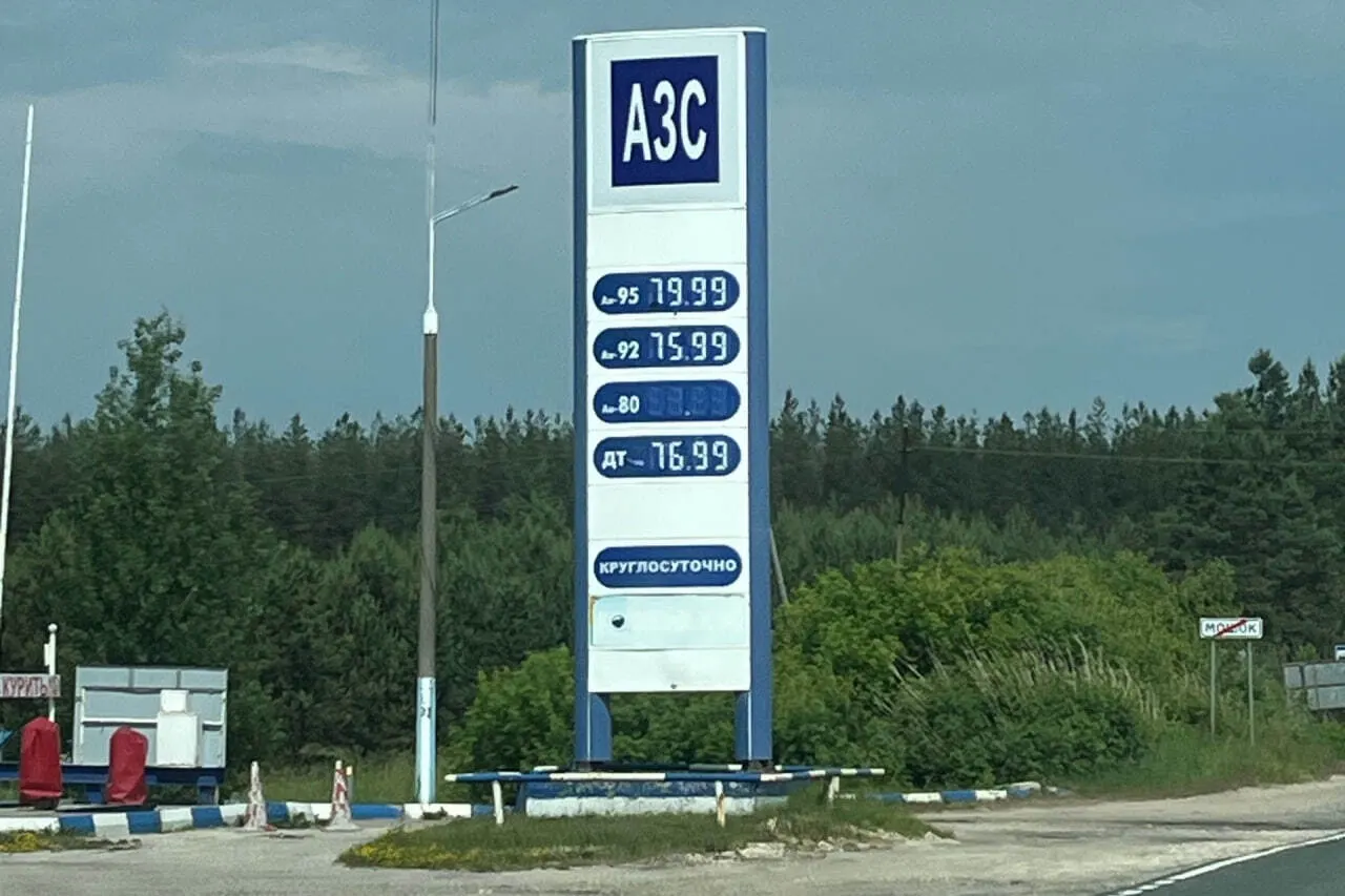 По данным недельных отчётов Росстата, в первые пять месяцев 2026 года темпы подорожания топлива ускорились почти во всех категориях — особенно у дизеля и высокооктанового бензина.