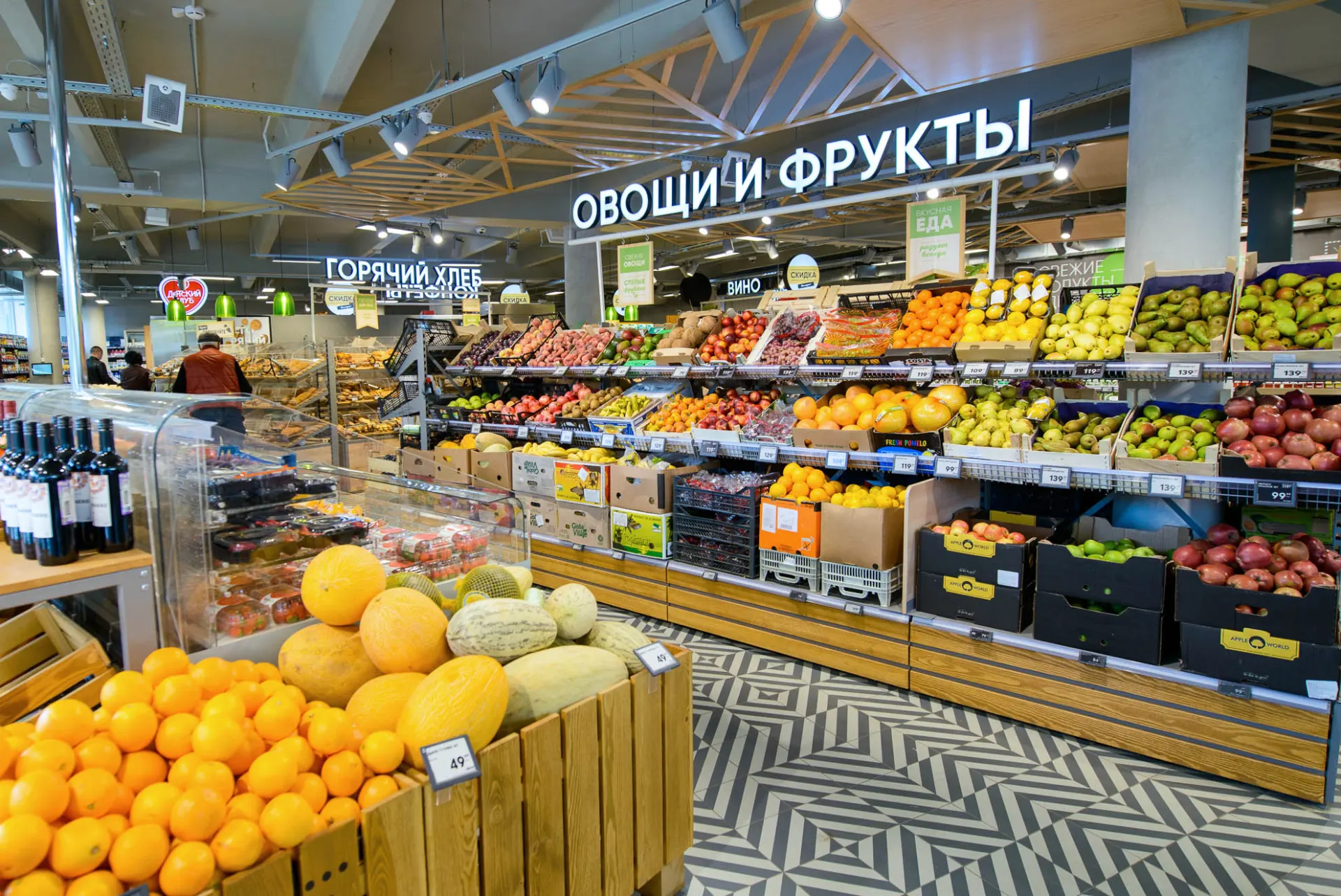 В IV квартале 2025 года семьи с тремя и более детьми тратили на продукты 42,2% доходов — максимум за 15 лет; растущие расходы на питание заставляют экономить на образовании, развлечениях и ремонте.