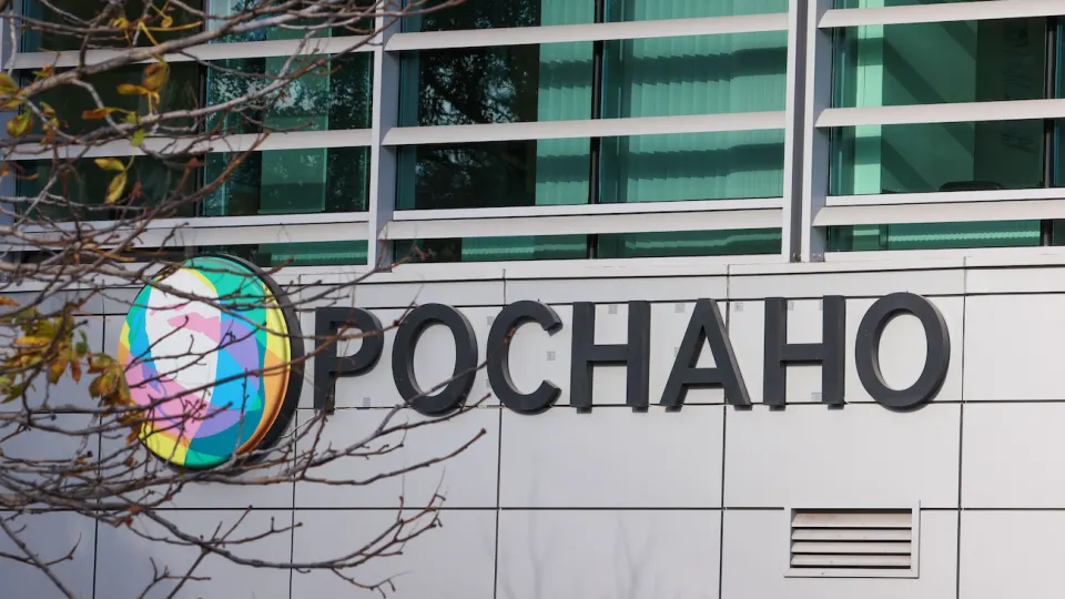 По решению суда большая часть пенсии бывшего руководителя «Роснано» будет направлена на погашение задолженности — после удержаний ему останется прожиточный минимум пенсионера в Москве (18 971 рубль). Суд взыскал с него и других топ‑менеджеров 5,6 млрд рублей по делу о гибких школьных планшетах.