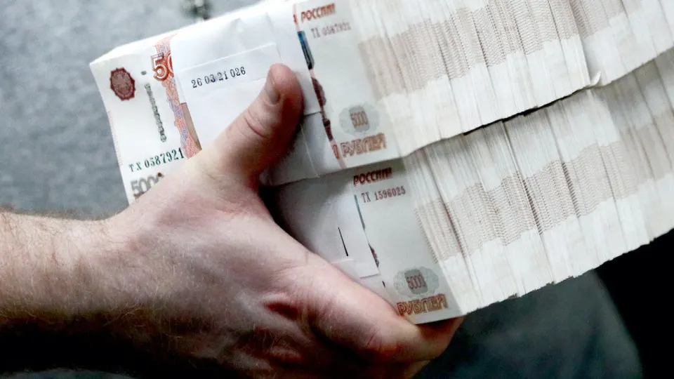 Первый заместитель председателя правления Сбера отмечает усиление спроса на наличные: граждане и бизнес уходят в «кэш» на фоне перебоев связи и страхов налоговой нагрузки. Центробанк ужесточил контроль за операциями с наличностью.