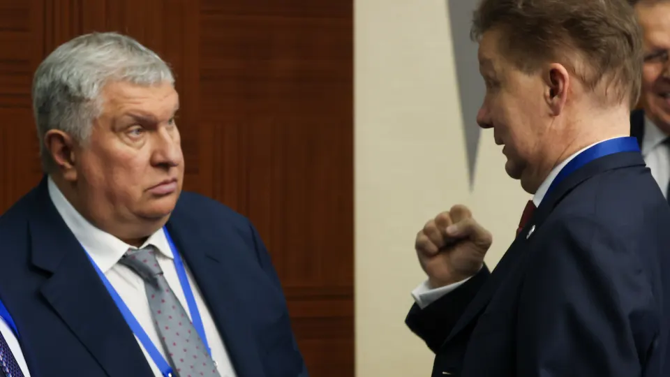 После серии атак на нефтеперерабатывающие заводы государство выплатило сотни миллиардов рублей в виде субсидий и возвратов акцизов — это сглаживает рост нефтяных доходов бюджета, но не спасает ситуацию с дорожающим топливом.
