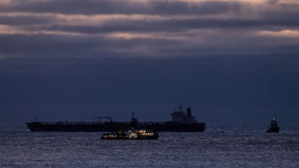 Из‑за роста цен на нефть после обострения на Ближнем Востоке Еврокомиссия предлагает приостановить очередную корректировку ценового потолка на российское сырье и одновременно расширить санкции против танкеров, банков и других секторов.