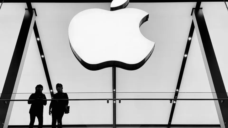 Apple удалила ключевые сервисы холдинга VK из App Store, ссылаясь на правила соблюдения санкций; это вызвало падение курса акций и резкую реакцию российских властей и ведомств.