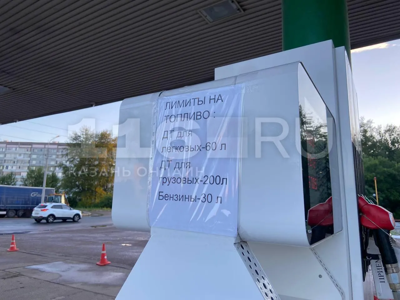 АЗС сети ограничила отпуск топлива: 30 л бензина на машину, 60 л дизеля для легковых и 200 л для грузовых; заливать в канистры запрещено. Лимиты замечены в Стерлитамаке — в наличии был только АИ‑95, очередь не рассасывалась.