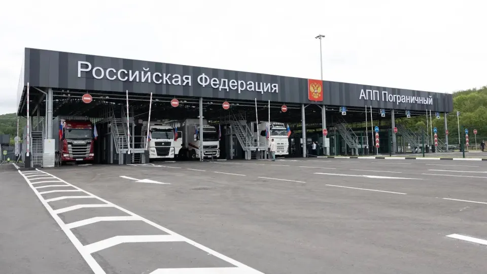 Губернатор края подготовил проект запрета движения фур через погранпункт «Забайкальск», оставив проезд только для бензовозов из‑за дефицита топлива. Федеральные власти сочли меру чрезмерной — постановление не было опубликовано, граница работала в обычном режиме.