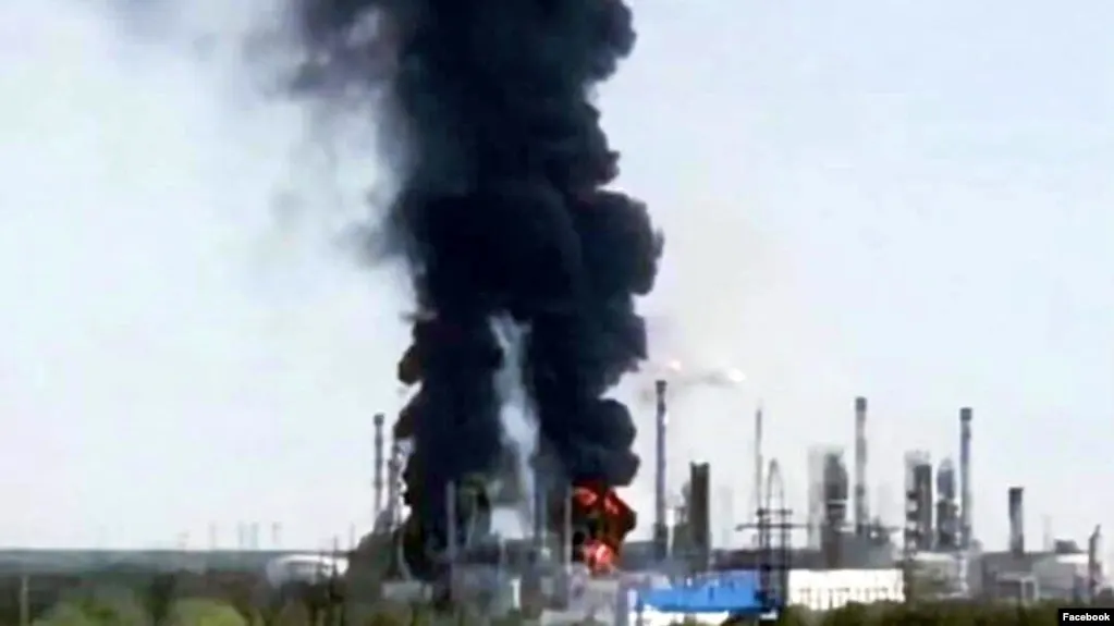 25 июля тюменский нефтеперерабатывающий завод приостановил переработку нефти после удара: на установках произошли пожары, местные власти подтвердили падение беспилотника и прерывание городских торжеств.