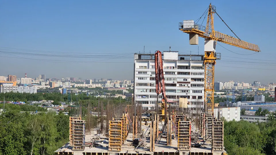 По оценке профильной госструктуры, более четверти строящихся проектов распроданы ниже нормы: спрос на новостройки сокращается, долги девелоперов растут, а меры по снижению ставки пока не решают проблему.