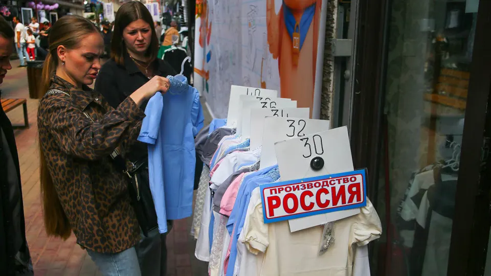 Из‑за перехода потребителей в режим экономии и роста затрат доля убыточных магазинов одежды выросла в 2025 году — особенно в премиальном сегменте. Эксперты прогнозируют дальнейшее сокращение числа прибыльных ритейлеров.