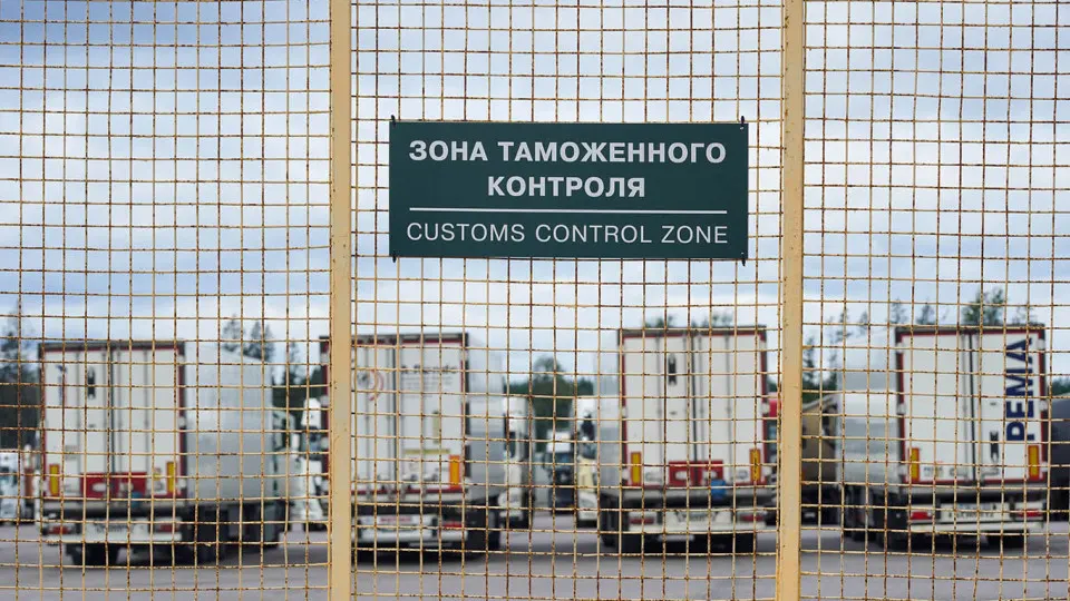 Власти ужесточают правила верификации импортных товаров на маркетплейсах, а продавцы массово ищут схемы обхода — от подмены сертификатов до перекатегоризации грузов. Эксперты ожидают удорожания товарного ассортимента.