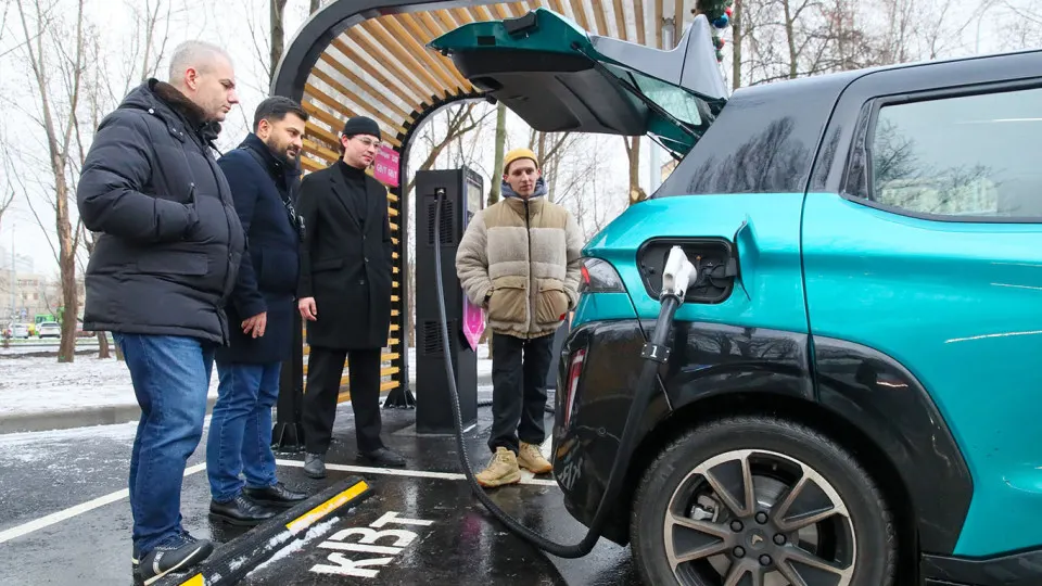 Компания «Кама», разрабатывающая электромобиль «Атом», столкнулась с задержками выплат и массовыми увольнениями: сотрудники остаются без зарплаты до полутора месяцев, руководство объясняет проблемы нехваткой финансирования.