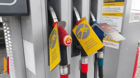 Мониторинг на 1 июля: около 30% АЗС не продают АИ‑92, почти 40% — АИ‑95; введены нормы отпуска топлива, власти называют причинами логистику и повышенный спрос, а также ремонт НПЗ и повреждения инфраструктуры.