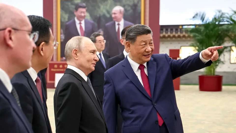 Пекин наращивает связи с российской элитой и экономикой, добиваясь уступок и формируя долгосрочные механизмы влияния — от финансовых проектов до энергетических переговоров. Это усиливает экономическую зависимость Москвы и сокращает её поле для манёвра на международной арене.