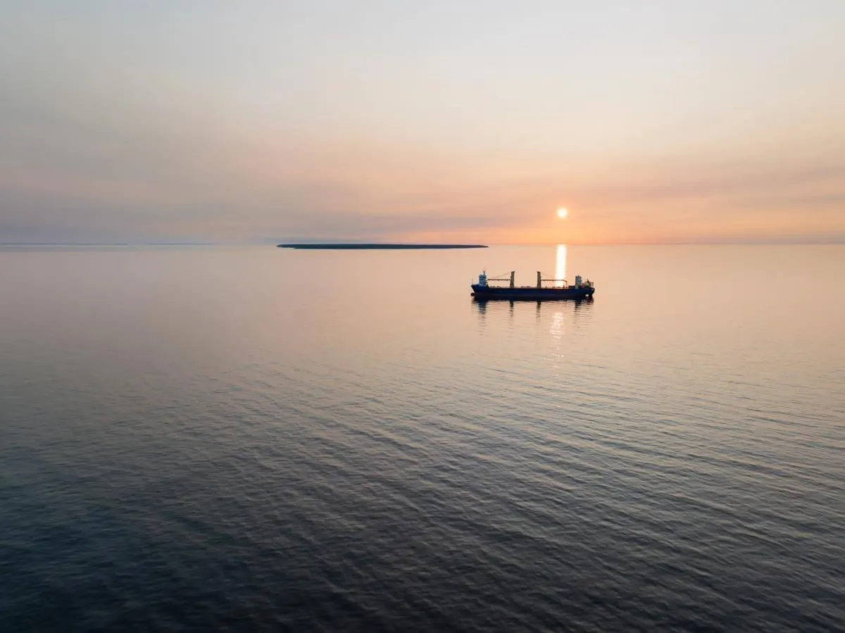Масштабная кампания украинских морских и дальнобойных беспилотников затрагивает судоходство и нефтеперерабатывающие мощности России; аналитики предупреждают о росте экономического и бюджетного давления на Москву.
