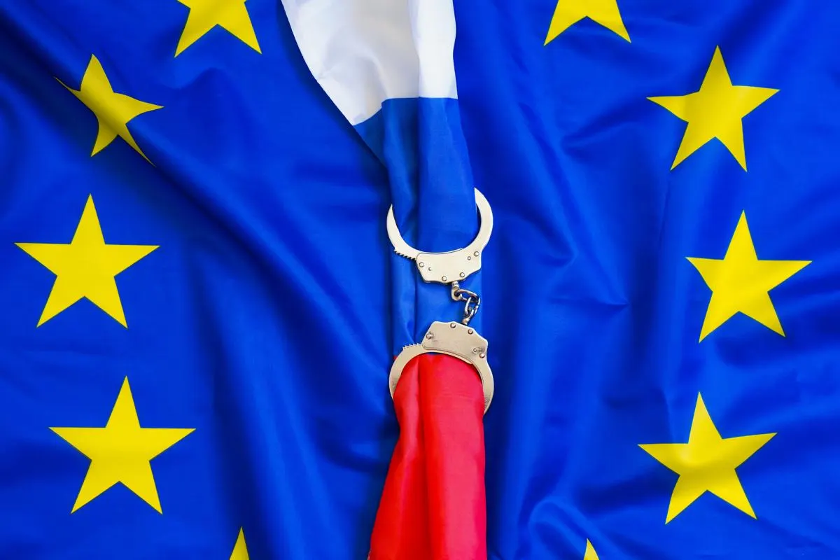 Разногласия между столицами ЕС при согласовании нового пакета санкций ослабляют единство блока. Это даёт Москве дополнительные возможности, усиливает экономическое давление внутри РФ: нефть торгуется с дисконтом, удары по НПЗ сокращают экспорт, а внутренняя нестабильность подпитывает инфляцию и риски для банков.