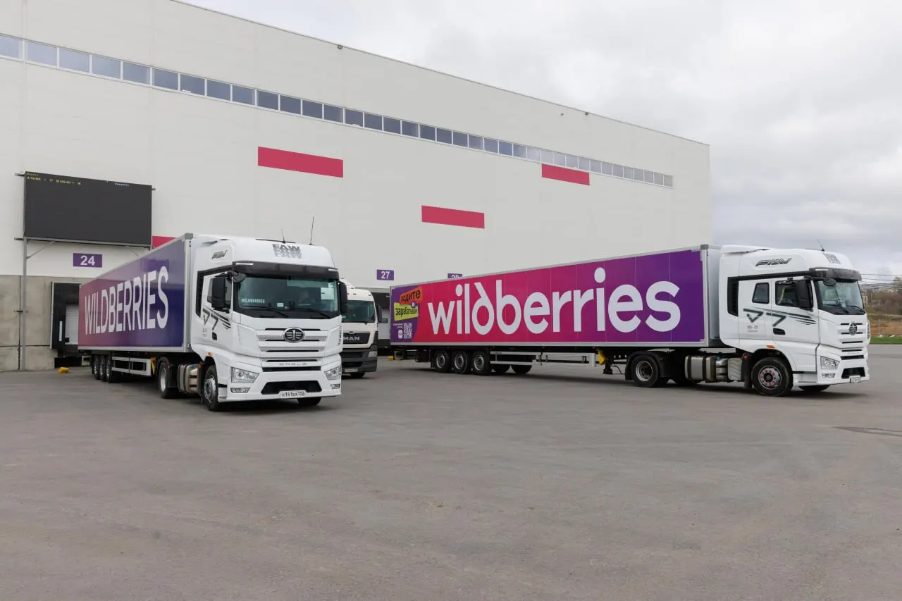 На нескольких складах Wildberries сгорело около 20 тысяч единиц товара сети «Солнечный миф». Компания ждёт расчёта компенсаций, но надеется прежде всего на поддержку покупателей и продолжает поставки, чтобы сохранить рабочие места.