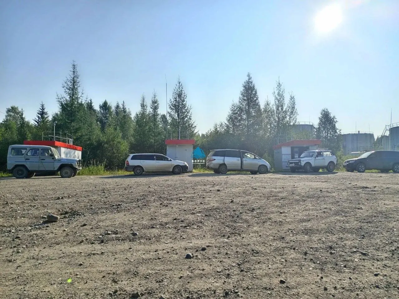 В регионе ввели лимит отпуска топлива — не больше 15 литров в бак три раза в неделю. После этого на заправках начали скапливаться очереди.