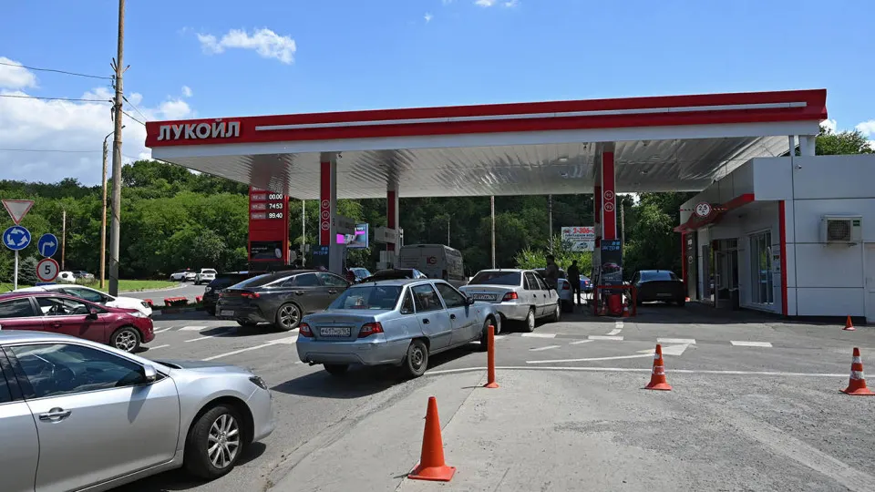 Цена белорусского АИ‑92 для поставок в Россию выросла за неделю на 6% — до 127 тыс. руб. за тонну; с начала мая рост составил 1,8 раза. На фоне снижения производства в стране правительство пытается нарастить импорт, но возможности срочных поставок ограничены.
