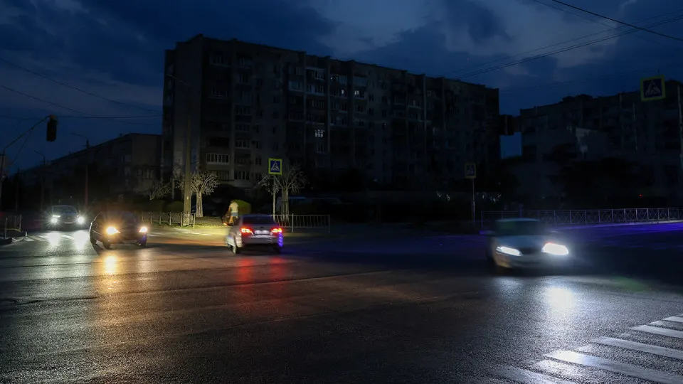 В около 12 регионах, включая Крым, из‑за дефицита топлива и роста цен ограничили работу общественного транспорта: урезают маршруты, отменяют рейсы и повышают тарифы. Переработка нефти в июне сократилась примерно на четверть, что усугубляет дефицит бензина.