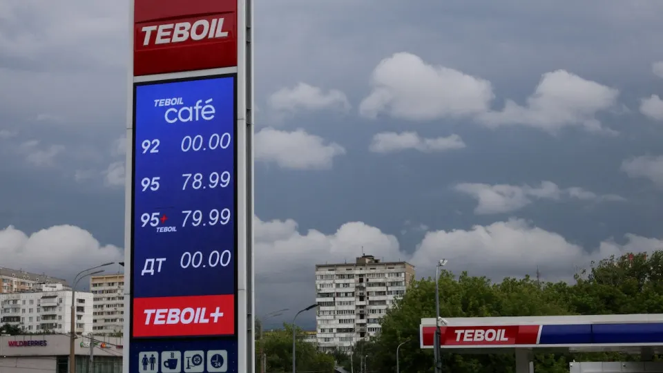 Власти сосредоточили поставки топлива на столице, направляя бензин из дальних регионов, где из‑за ограничений на АЗС доступность топлива заметно ниже, чем в Москве.