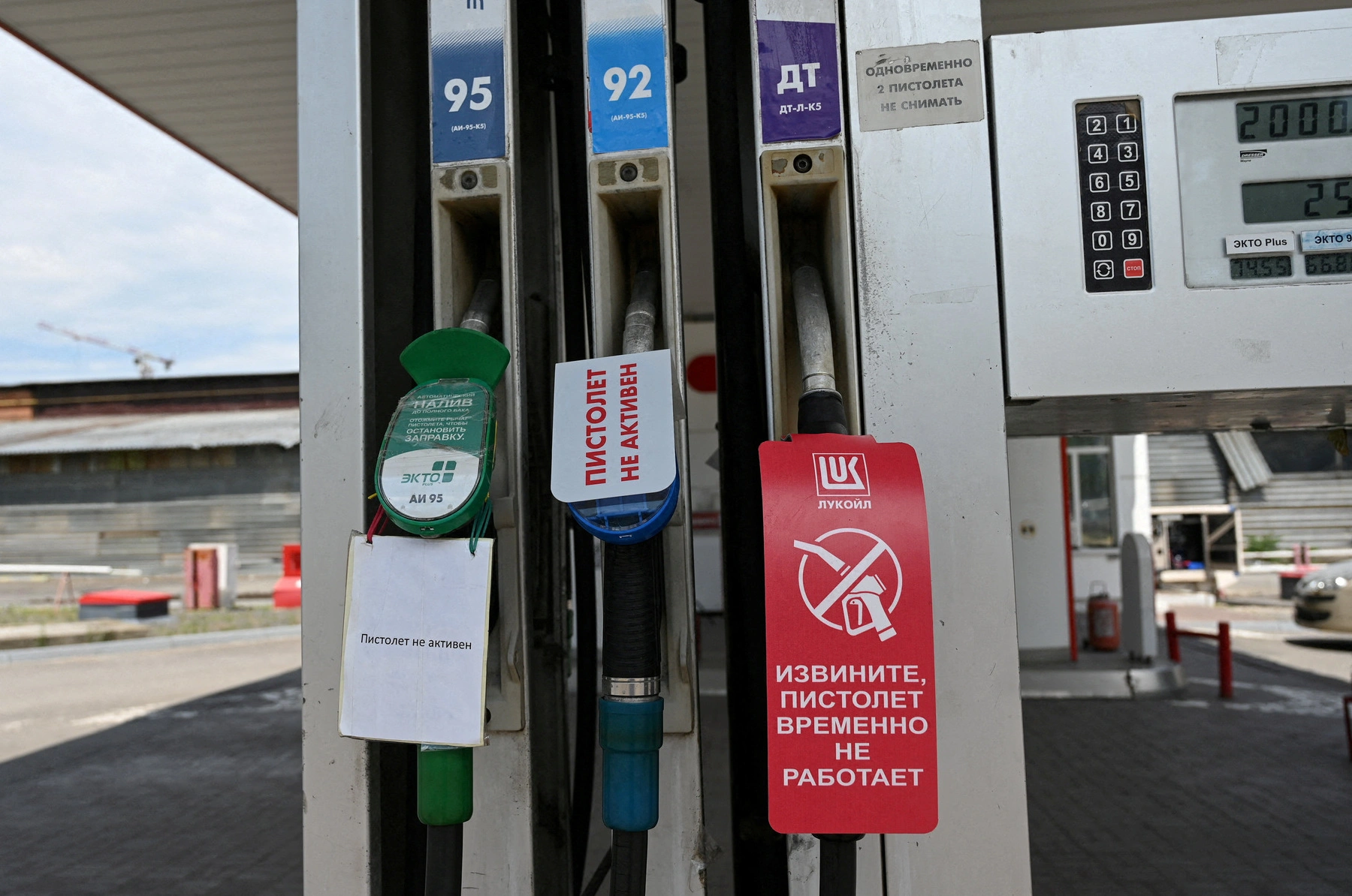 В июне спрос в поисковых системах на информацию о том, где найти бензин, вырос многократно: запросы по ключевым фразам показали рекордные значения, а интерес к присадкам для топлива также резко увеличился.