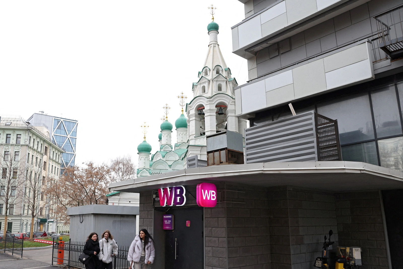 Селлеры сообщают, что служба поддержки Wildberries и WB банк не отвечают на запросы о льготах и компенсациях после инцидентов на складах в Электростали и Котовске.