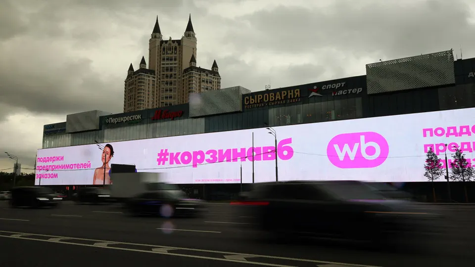 За январь—июнь число новых компаний в интернет-торговле упало на 25%, одновременно выросли ликвидации. Эксперты связывают это с ростом комиссий маркетплейсов, атаками на логистику и уходом мелких продавцов.