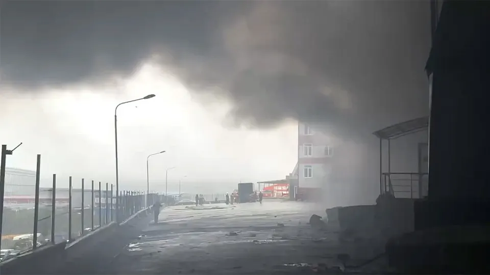 Утром 31 июля во Владивостоке произошёл крупный пожар на складе-магазине сети DNS. Люди не пострадали, ущерб оценивается, логистика компании временно перераспределена между другими складами.