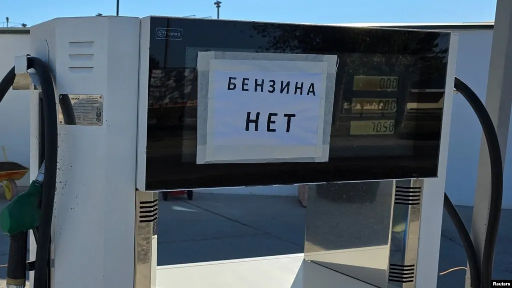 По данным Росстата, в неделю с 23 по 29 июня рост цен на автомобильный бензин в Севастополе составил 30%. Снижение производства топлива, логистические сложности и ограничения на отпуск усиливают дефицит в Крыму.