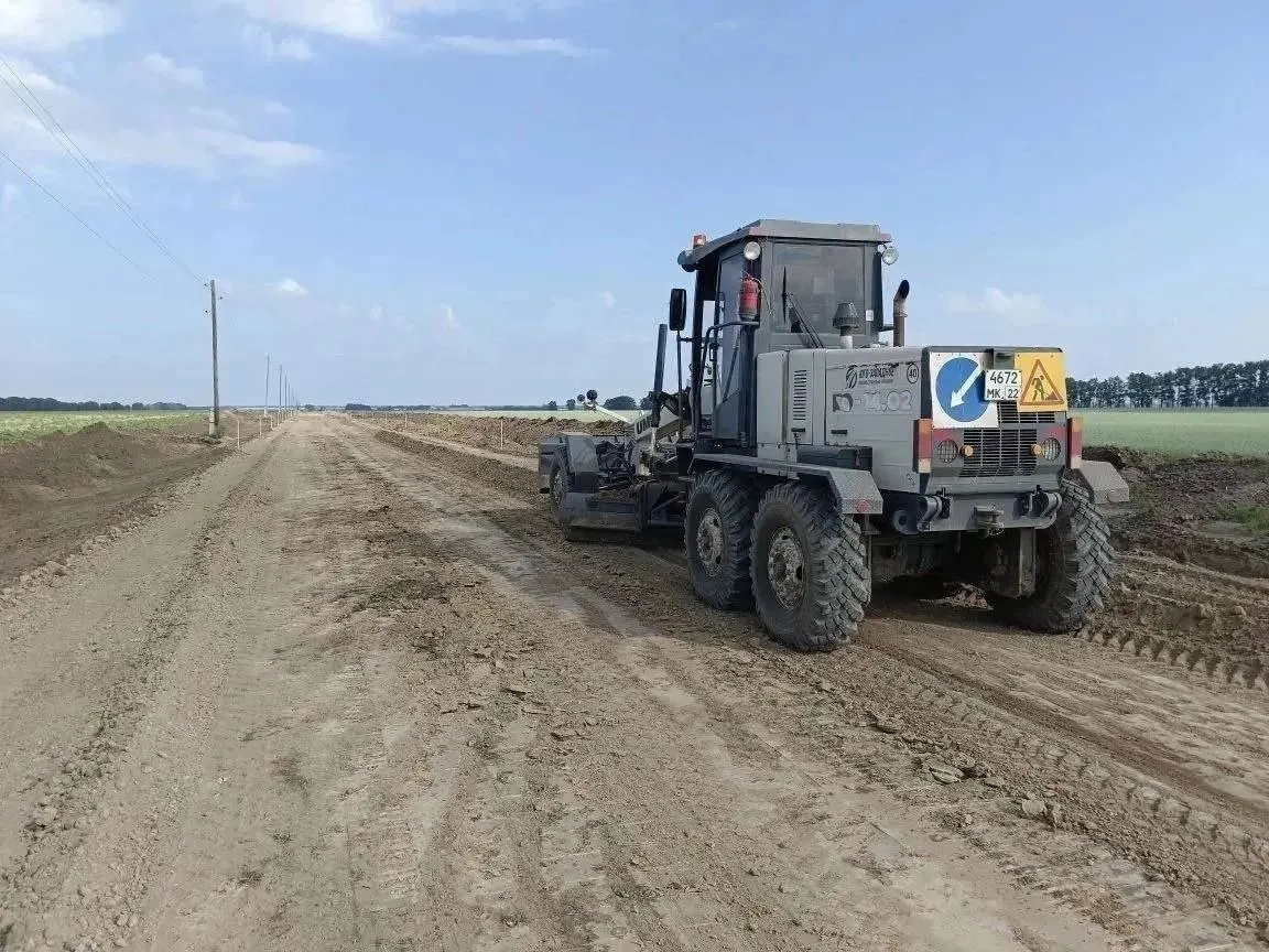 В селе Селиверстово возводят подъездную дорогу длиной 5 км до «Алтайской продовольственной компании» за 140 млн рублей; в 2026 году в регионе также планируется обновление ещё девяти дорог общей протяжённостью более 15 км на сумму почти 782 млн рублей.