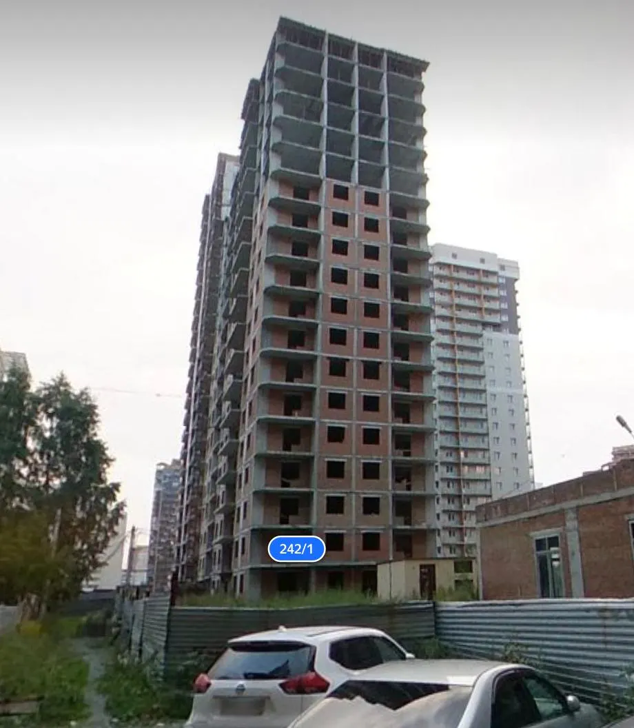 Недостроенное административное здание на улице Дуси Ковальчук, 242/1, принадлежащее обанкротившемуся застройщику, выставили на продажу — ожидаемая выручка 150 млн рублей. Строительство ЖК начато в 2015 году, первая очередь сдана в 2022 году, вторая очередь и административный корпус остаются незавершёнными.