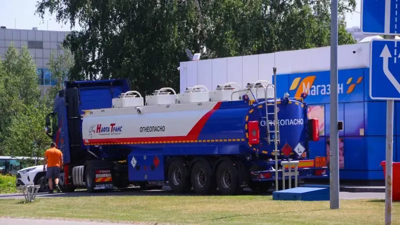 Правительство региона контролирует объёмы отпуска бензина и других нефтепродуктов: приоритет — экстренные службы, транспорт и сельхозпроизводители. На отдельных независимых АЗС появляются очереди из‑за перебоев с поставками.