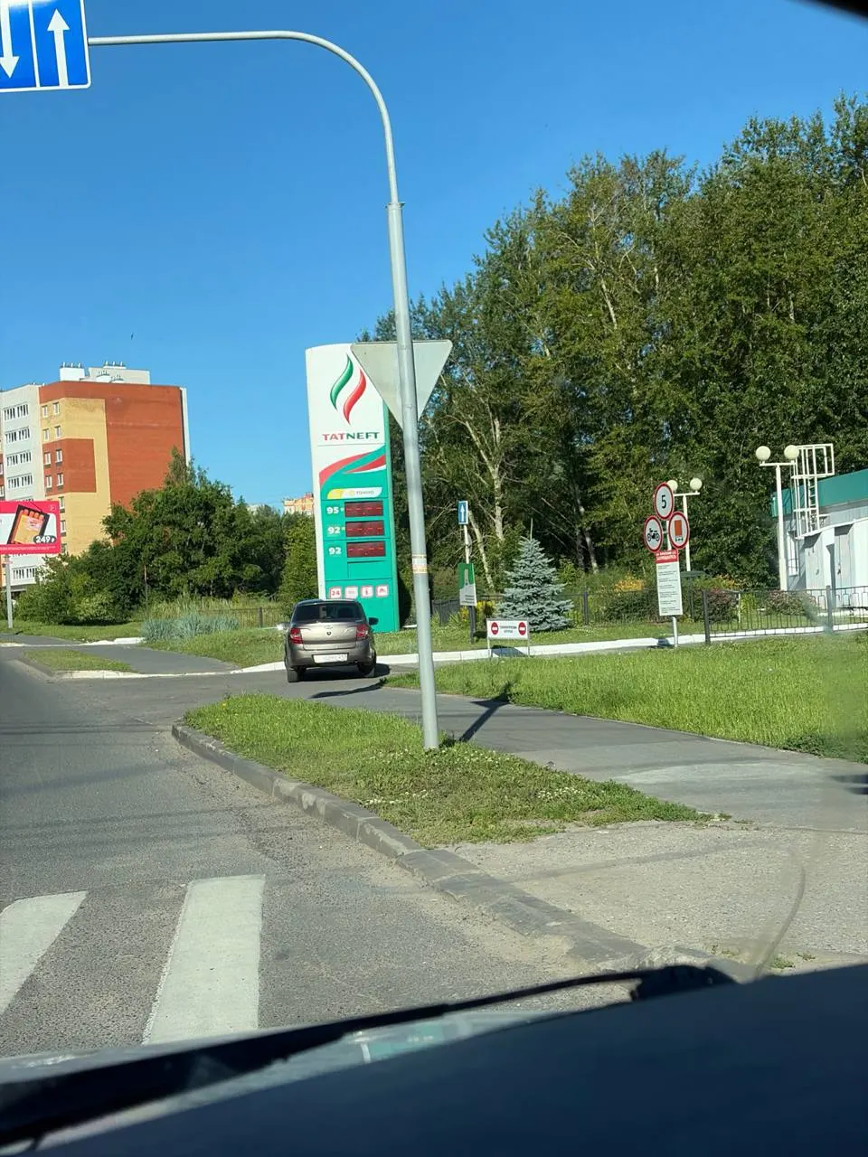 Муниципальные отчёты фиксируют пустые баки у крупных сетей и резкий рост цен у частных АЗС: на некоторых станциях АИ‑95 уже продают почти по 100 рублей за литр. Власти заявляют о контроле, но независимые заправщики жалуются на рекордные оптовые цены.