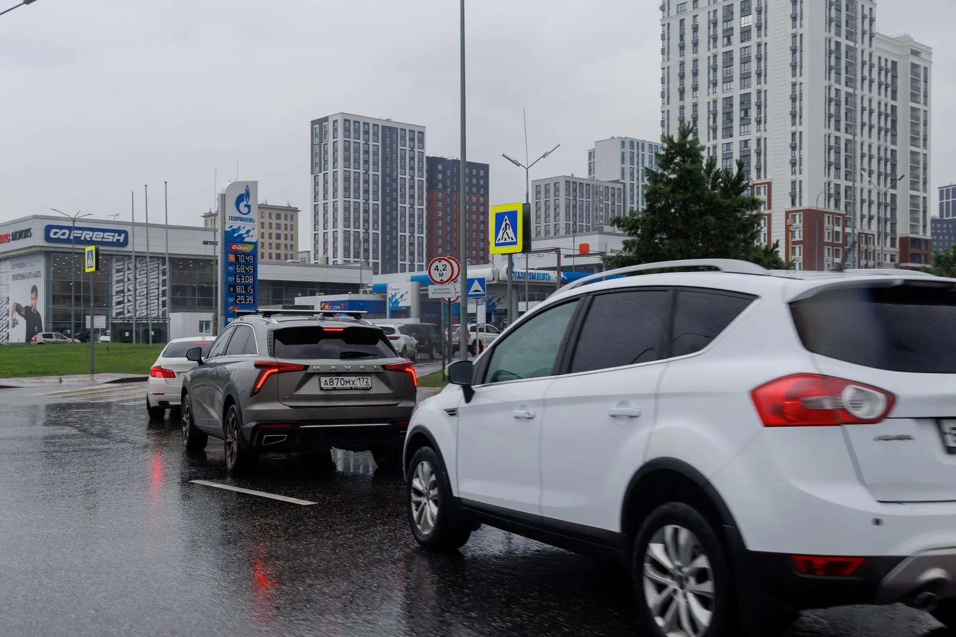 Власти приостановили вывоз дизельного топлива, чтобы укрепить внутренние поставки и сдержать рост цен. Эксперт считает решение логичным, но вынужденным и временным — для стабильности потребуются дополнительные меры.