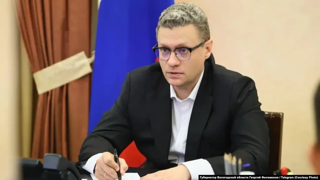 Губерий Филимонов сообщил, что служебный автомобиль заглох на скоростном обходе Вологды из‑за пустого бака. В регионе введены лимиты на продажу бензина на фоне топливного кризиса после ударов по НПЗ.