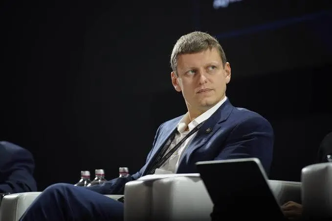 Рунцу предъявлено новое обвинение по делу о поставках майнингового оборудования: следствие считает, что предоплату в размере почти $1 млрд получили, а оборудование не поставили. Ранее предпринимателя уже обвиняли в сокрытии доходов.