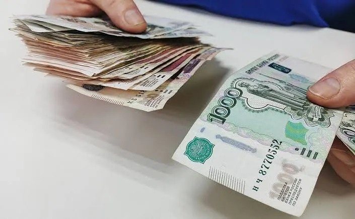 Популярность наличных растёт: в июле выдачи достигли почти 596 млрд рублей, банки фиксируют дефицит ликвидности, эксперты прогнозируют дальнейший рост до 650–700 млрд в месяц.
