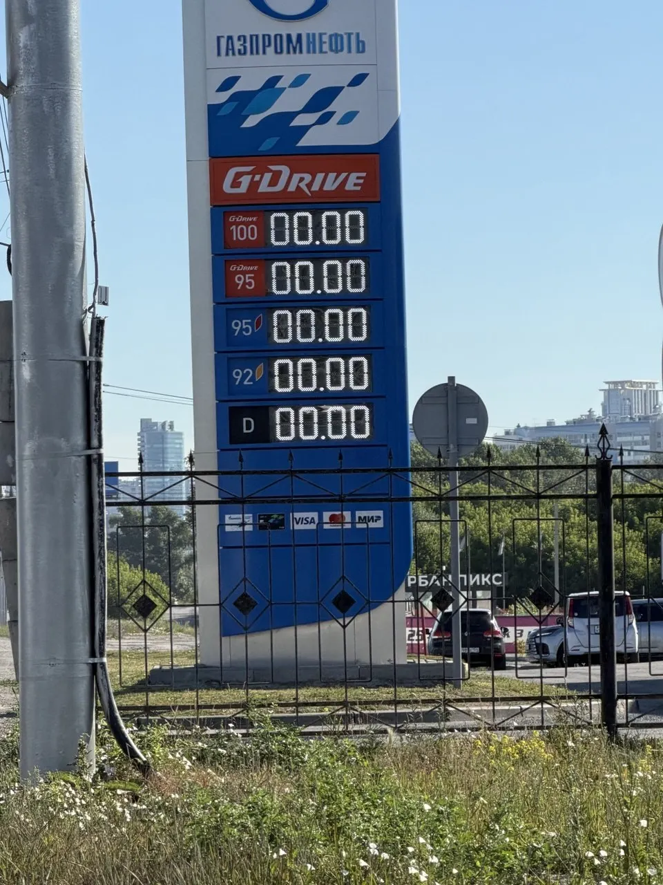 На некоторых автозаправках в Новосибирске бензин подорожал до 120–130 рублей за литр; на части станций крупных сетей отмечают нехватку топлива, хотя официальные данные показывают значительно более низкие средние цены.