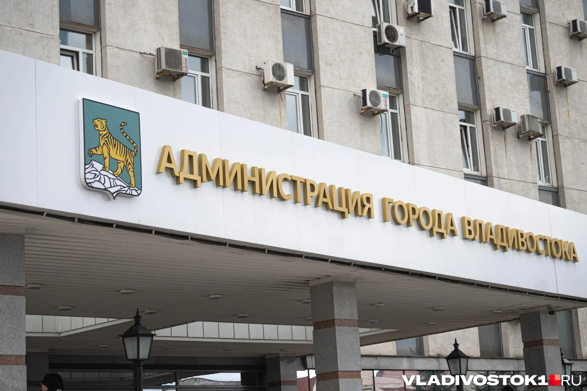 Дума Владивостока утвердила корректировку бюджета-2026: расходы выросли на 1,68 млрд руб., в основном за счёт кредитов; средства направят на ремонт городских территорий, освещение, резерв и поддержку контрактников.
