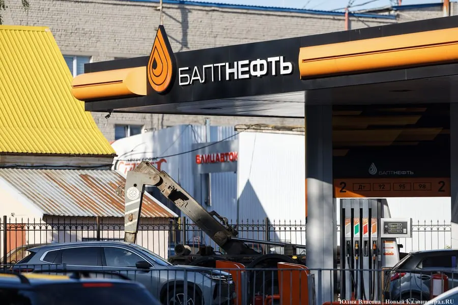 Губернатор сообщил, что на 35 АЗС сети «Балтнефть» возобновили розничную продажу дизтоплива — с ограничением 60 литров; лимит на бензин — 30 литров действует на других крупных сетях.