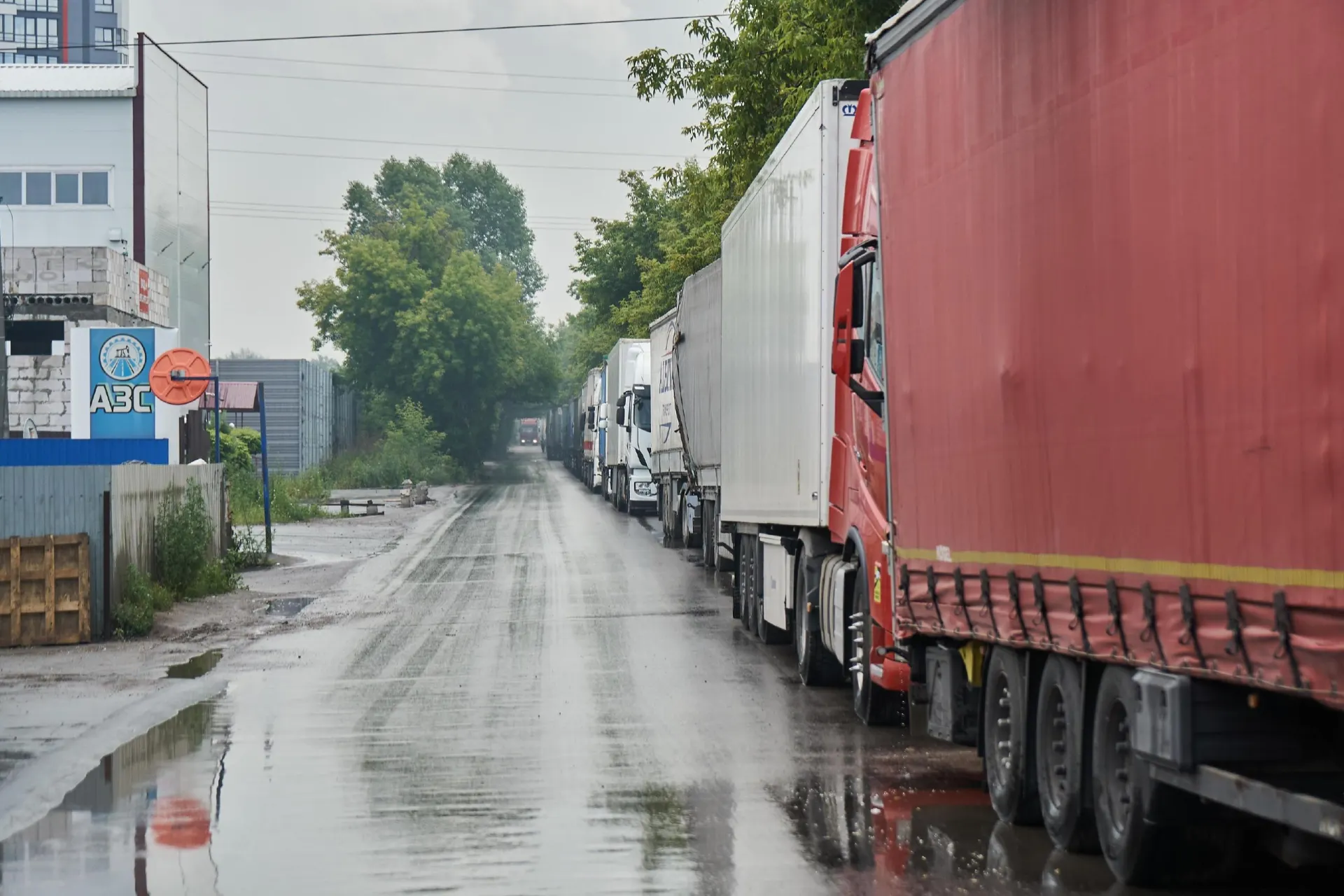 Из‑за задержек и проблем с бензином на границе транспортные расходы выросли, что удорожает дешёвые китайские товары и увеличивает сроки их доставки.