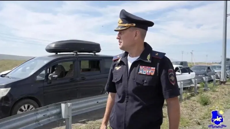 В нескольких регионах Сибири автомобилисты стоят в километровых очередях из‑за дефицита бензина. Поставки ограничены, цены растут, а эксперимент с электронными очередями на основе QR‑кодов столкнулся с техническими проблемами.