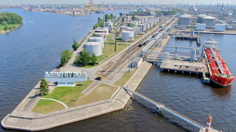 Росимущество завершило передачу 55% акций Петербургского нефтяного терминала в распоряжение АО «Росхим». Формат и финансовые условия сделки не раскрываются, а передача завершила длительный корпоративный конфликт.