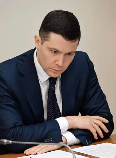 Глава Минпромторга Антон Алиханов на «Иннопроме‑2026» заявил, что временные ограничения на отпуск топлива изменяют привычную модель заправки транспорта, но не влияют на доступность и наличие продуктов; ведомство отслеживает ситуацию с ценами и готово принять меры при их росте.