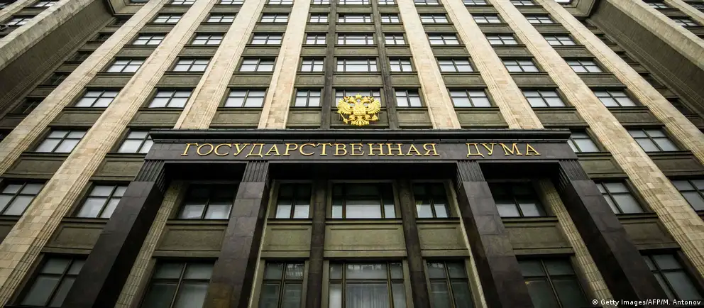 Депутаты приняли поправки в Налоговый кодекс, которые корректируют работу топливного демпфера, расширяют перечень поставок для расчета биржевых продаж и вводят механизм компенсаций для импортного дизеля.