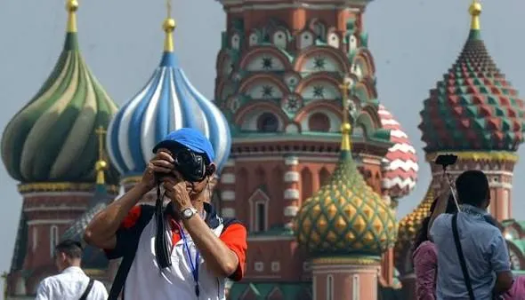 За январь–июнь россияне совершили 40,1 млн поездок по стране — на 3% меньше, чем годом ранее. Онлайн‑сервисы и туроператоры фиксируют ещё более заметное сокращение бронирований.