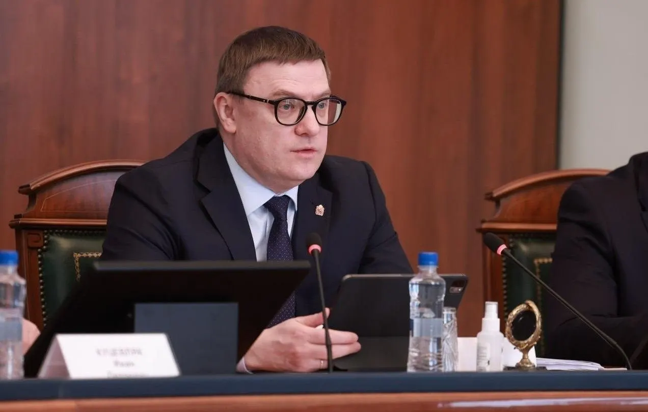 Корректировка бюджета на 2026–2028 годы выявила серьёзную долговую нагрузку: выплаты по процентам и новые инфраструктурные займы ведут к сокращению социальных программ и повышению финансовых рисков для муниципалитетов.