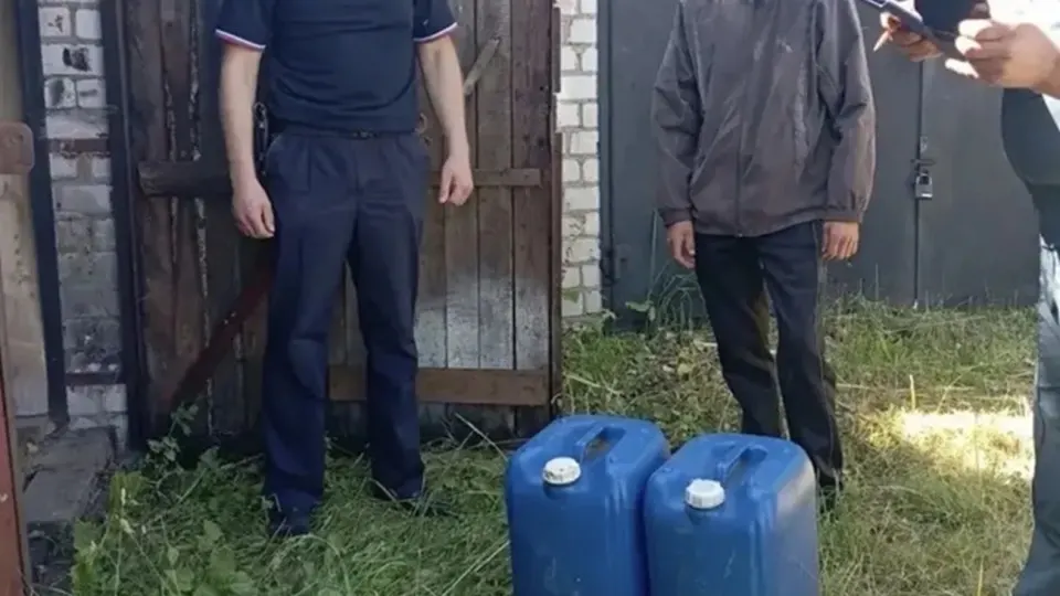Губернатор сообщил о проверках домов и гаражей: у нарушителей составляют протоколы за незаконное хранение бензина. Поставки топлива в ряде районов остаются напряжёнными, вводятся лимиты и перераспределение топлива.