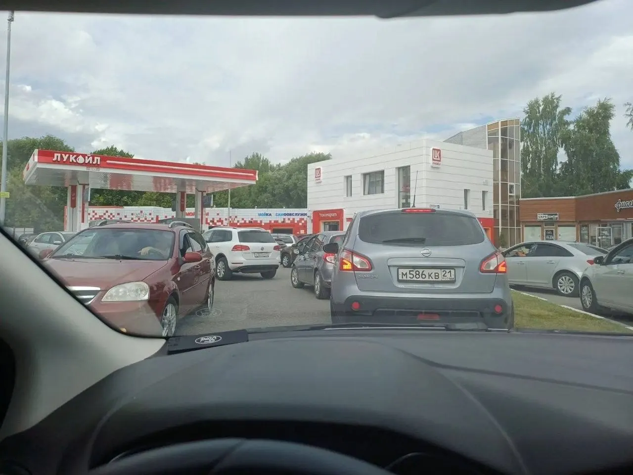 С сегодняшнего утра сеть автозаправок отпускает не более 20 л бензина на одного клиента. Правила ввели незаметно: предупреждений на заправках нет, о новых ограничениях водители узнают только на кассе. Очереди и дефицит продолжают расти.