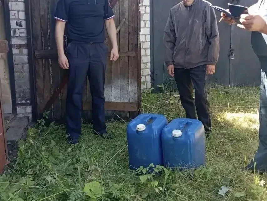 Рейды в домовладениях и гаражных кооперативах выявили крупные запасы бензина; по фактам составляют протоколы по ст. 20.4 КоАП РФ. Проверки связаны с борьбой со спекуляцией и дефицитом, особенно по АИ‑95.