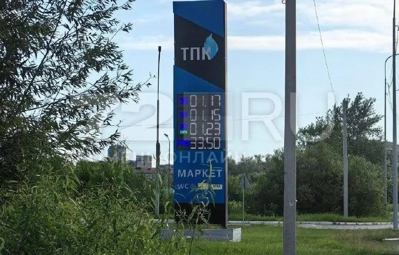 На двух АЗС в городе литр АИ‑95 достигает 121 ₽; дефицит топлива и удары беспилотников сокращают объёмы нефтепереработки по всей стране.